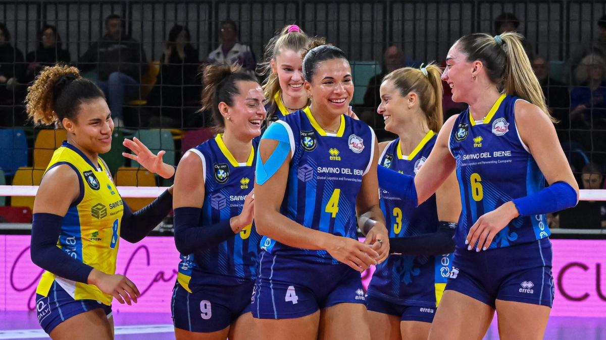 champions volley scandicci batte l alba blaj e aggancia la vetta del gruppo a