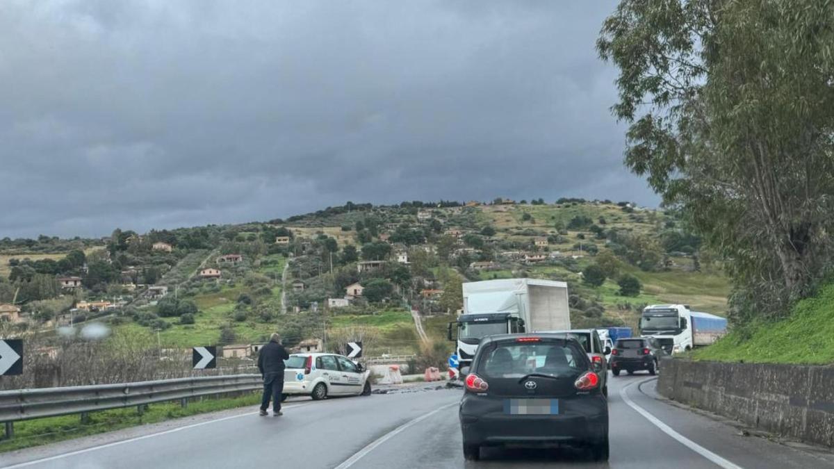 Tragedia sulla Palermo   Agrigento: scontro fra camion e automedica, tre morti
