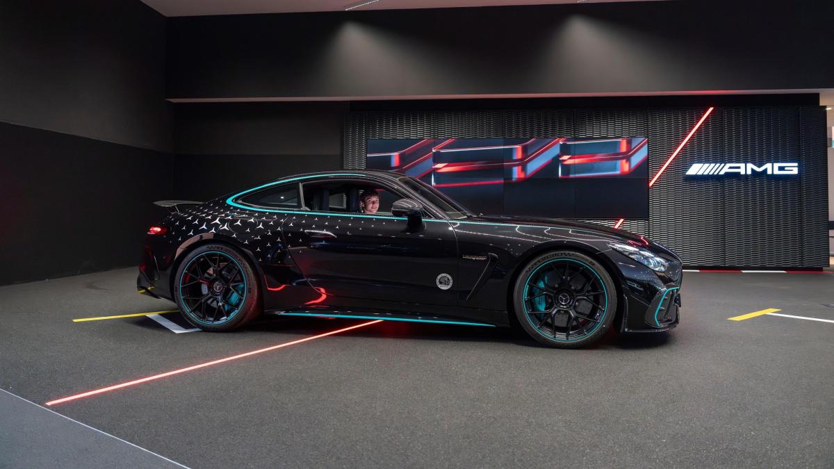 Antonelli ritira la sua nuova Mercedes-Amg GT 63 Pro in edizione limitata