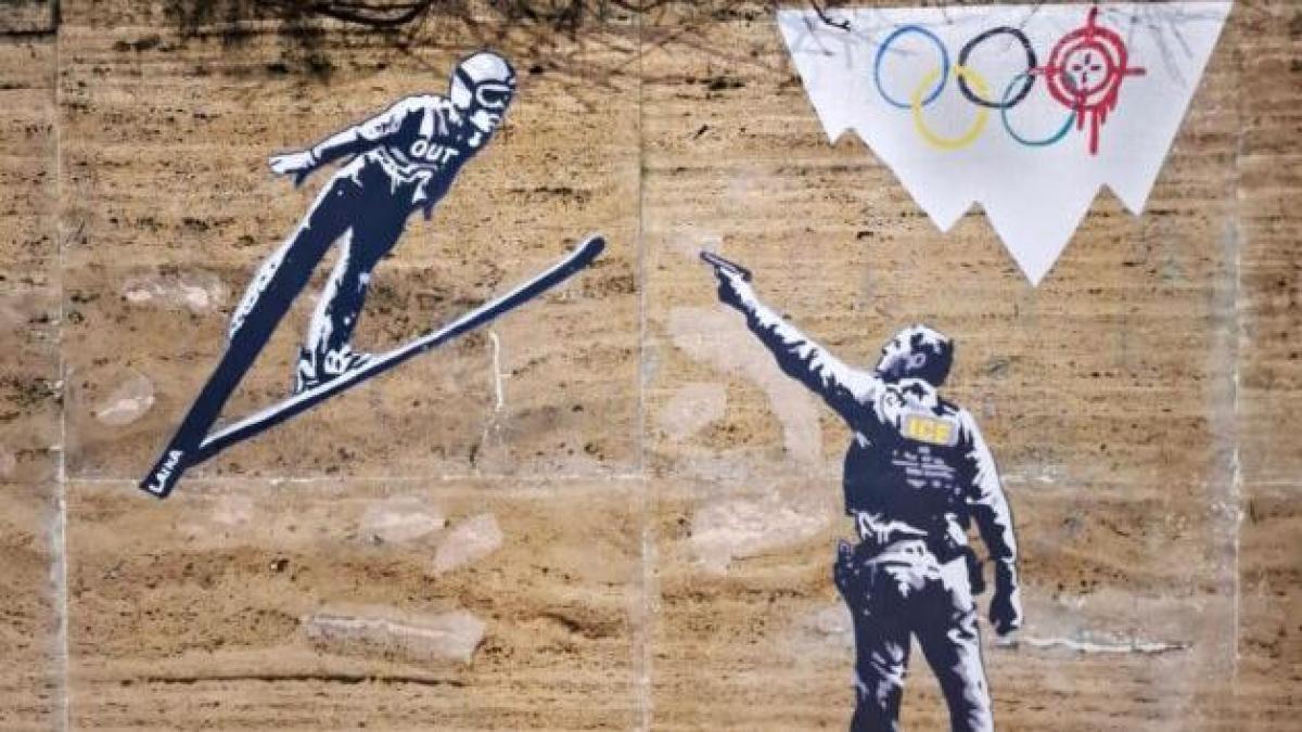 roma murales contro l ice sulla sede del coni