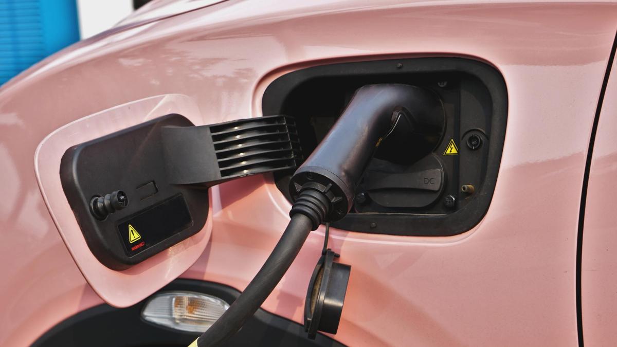 Ricaricare l'auto in questo modo può costare carissimo
