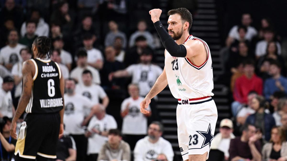 Il canestro sulla sirena dell'Asvel non vale, Milano vince col brivido. Virtus travolta al Pireo