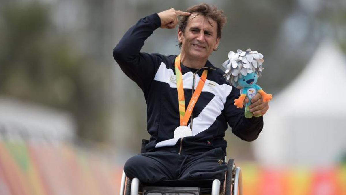 Padova, l’ultimo abbraccio ad Alex Zanardi. Jovanotti: 