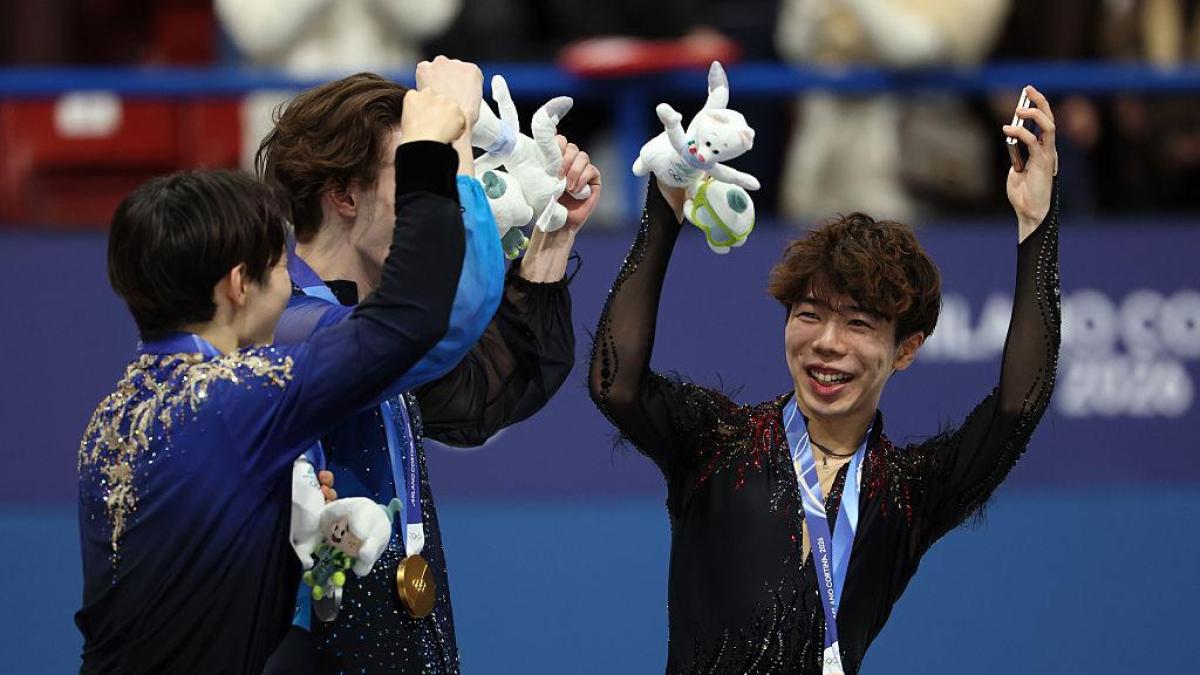 Il lancio dei pupazzi è la mania dei Giochi, ma poi che fine fanno? I segreti del Teddy Bear Toss