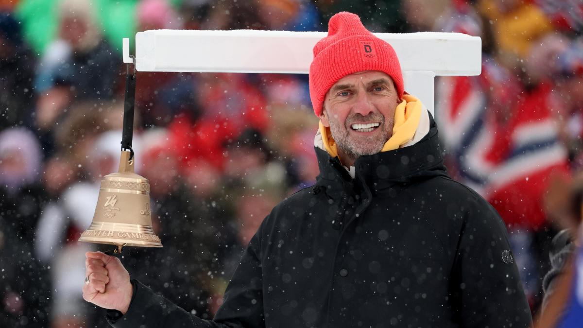 Sorpresa al biathlon: spunta Jurgen Klopp a suonare la campana dell'ultimo giro