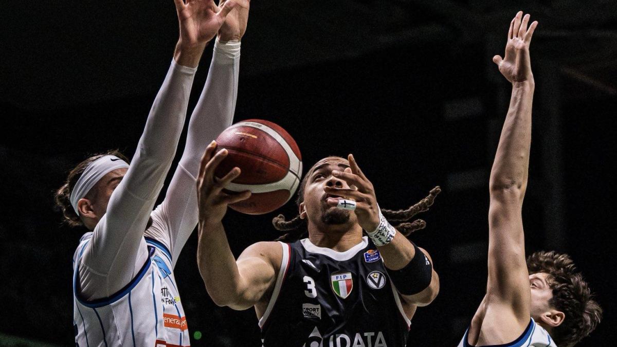 Edwards ribalta Napoli: l'ultimo quarto di Coppa Italia va alla Virtus