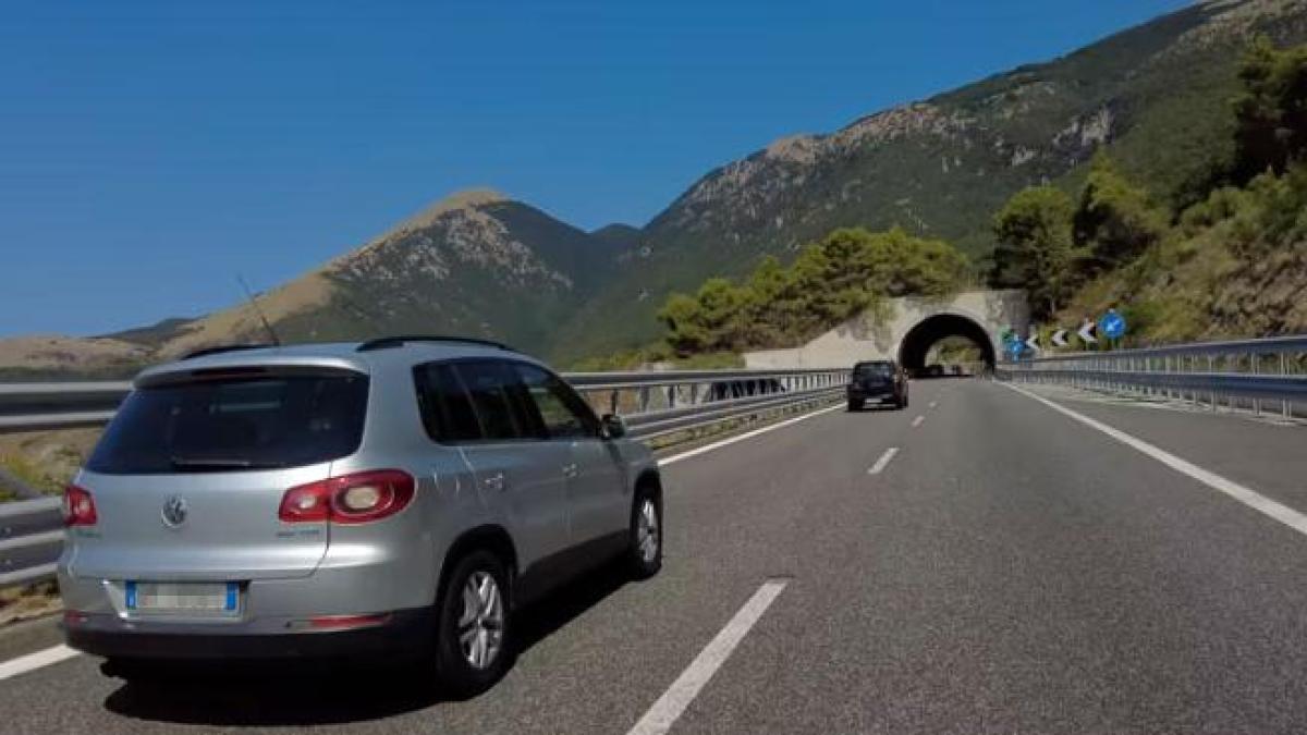 Marciare nella corsia centrale in autostrada può costare caro