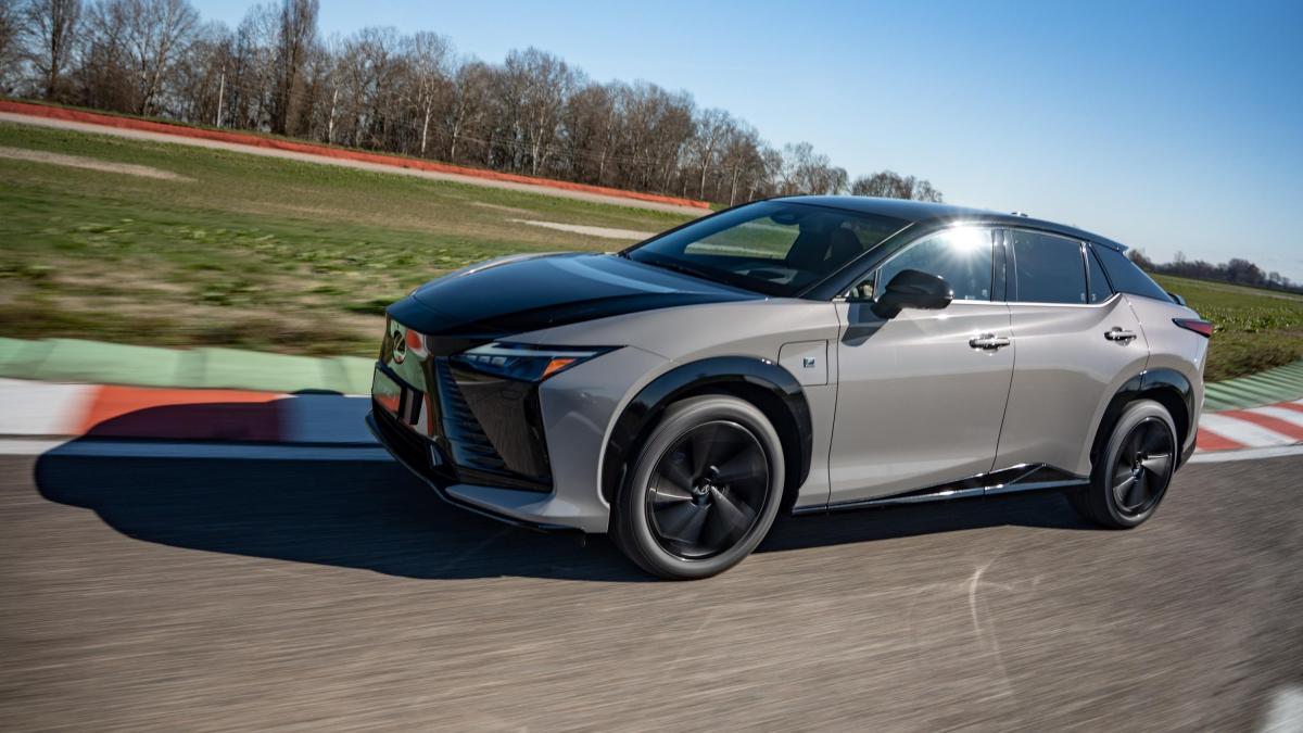 Lexus RZ, la prova in pista: come va il Suv elettrico con volante a cloche e cambio virtuale