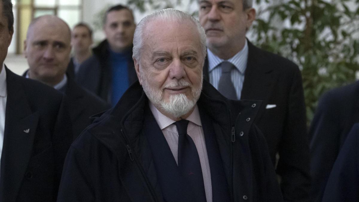 arbitri la rabbia del napoli  de laurentiis scrive a gravina i dettagli