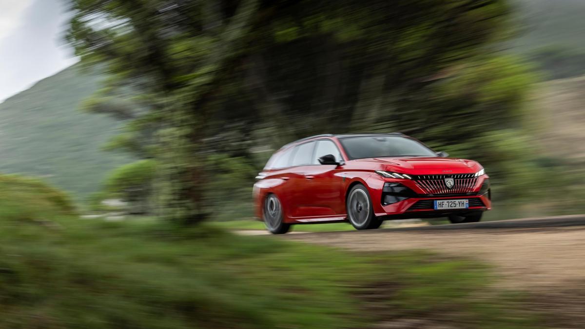 peugeot 308 plug in hybrid la prova della station wagon da 195 cv come va e prezzi da Gazzetta.it peugeot 308 plug in hybrid la prova della station wagon da 195 cv come va e prezzi