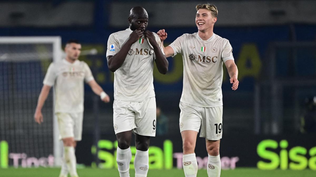 il napoli e un attacco di giganti lucca a lukaku con hojlund sono quasi 6 metri da Gazzetta.it il napoli e un attacco di giganti lucca a lukaku con hojlund sono quasi 6 metri