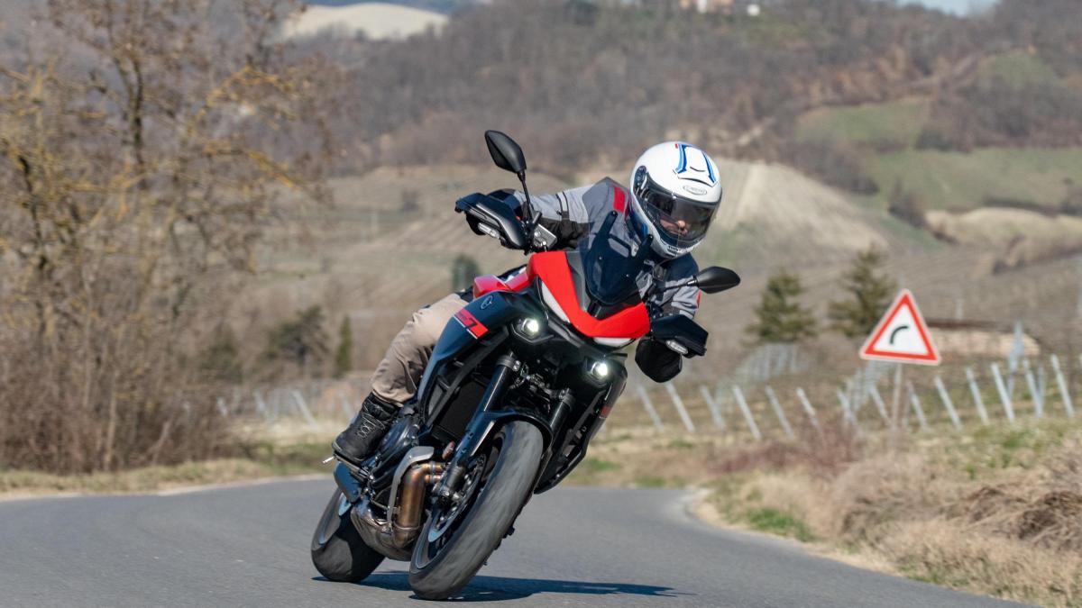 yamaha tracer 7 y amt la prova della viaggiatrice semplice come va e prezzi