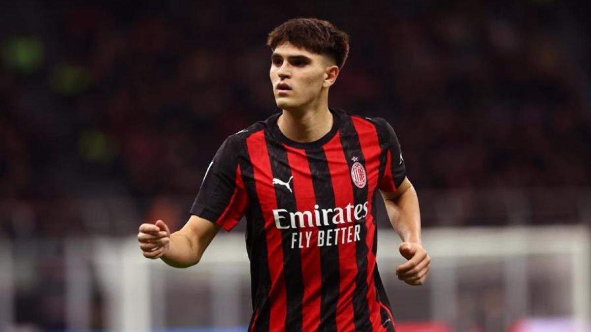 Deve entrare in campo ma è terrorizzata: Bartesaghi calma una bimba tenendola in braccio