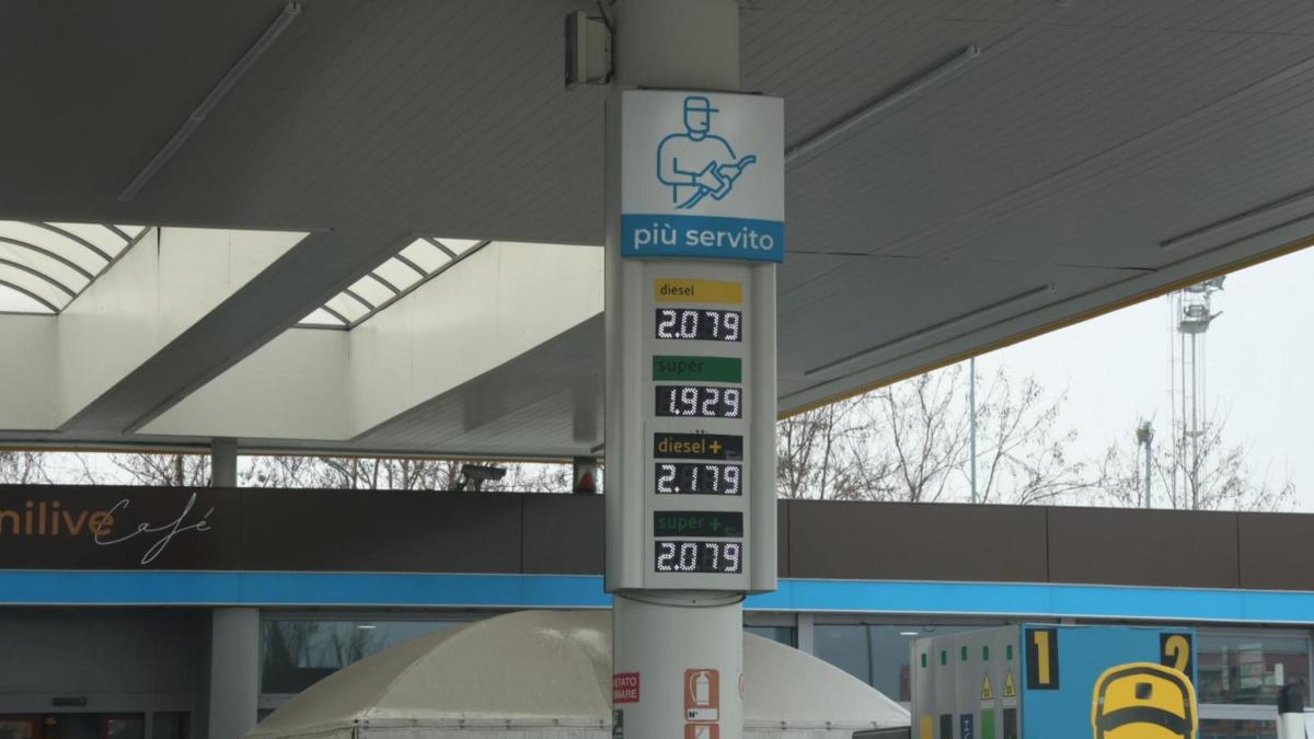Pieno di diesel, costa 146 euro in più all'anno ai prezzi attuali