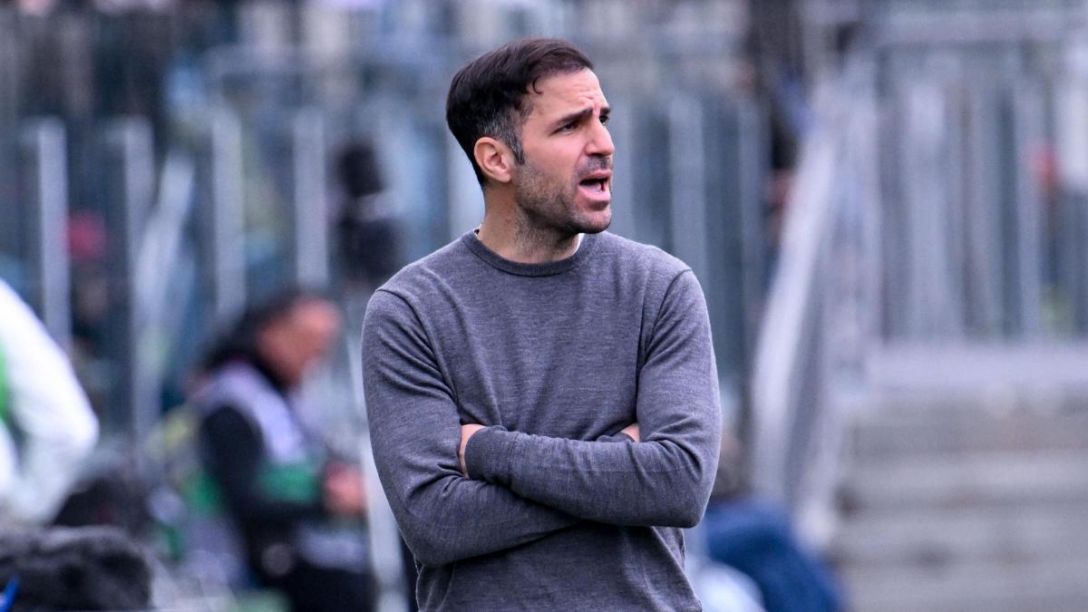 Fabregas si lamenta col Cagliari: "Erba alta per non farci giocare". Pisacane: "Non è vero"