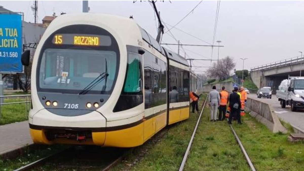 Tram deraglia a Milano: è il terzo caso in pochi giorni