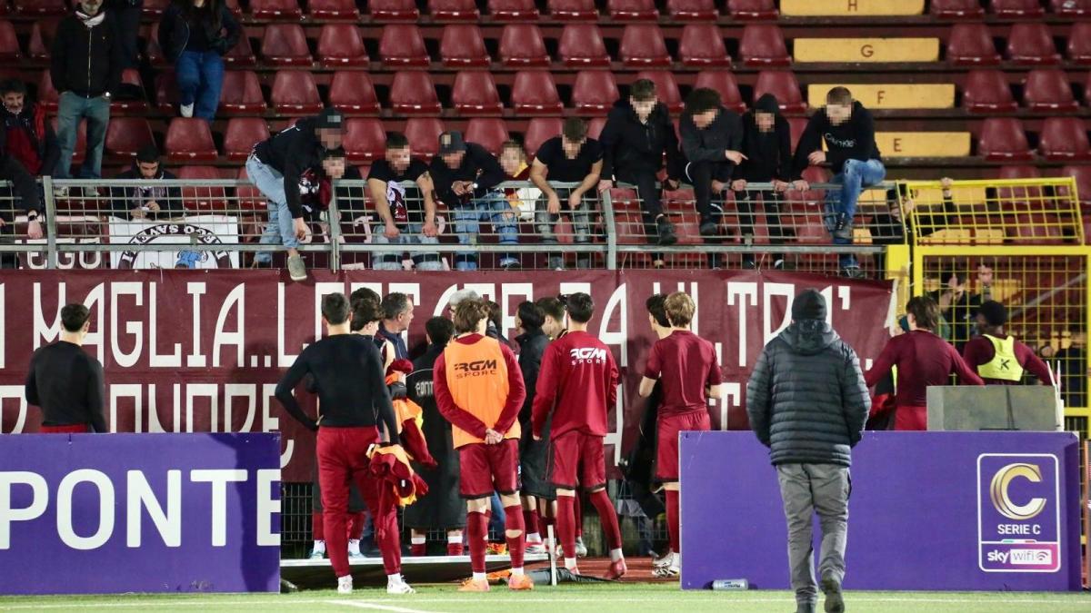 Pontedera, calvario senza fine: insultati dagli ultras, costretti a togliersi la maglia e pure multati