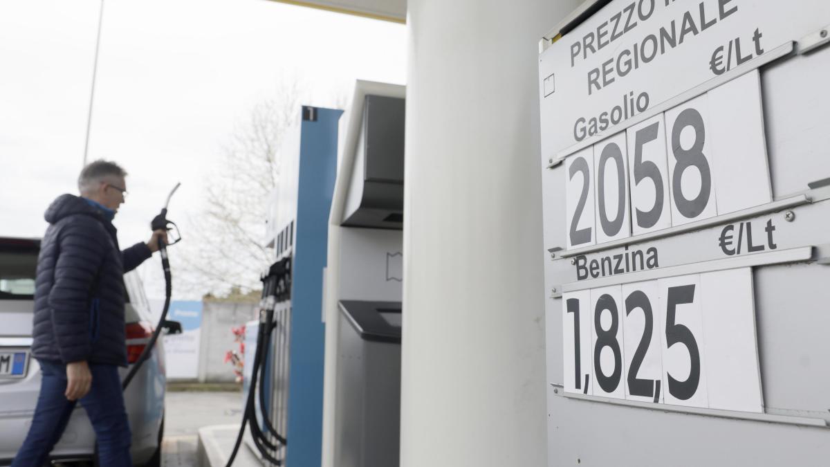 Prezzi diesel e benzina, taglio delle accise per 20 giorni