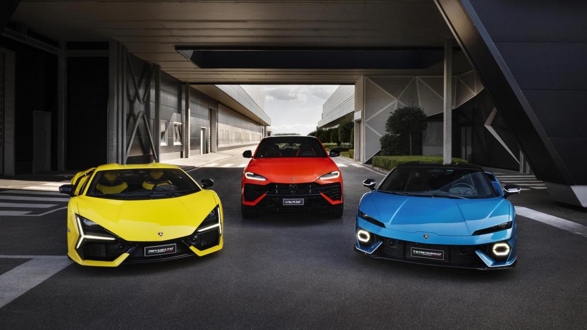 Lamborghini, fatturato 2025 da record ma cambia la strategia: stop all'elettrico, nuova plug-in nel 2030