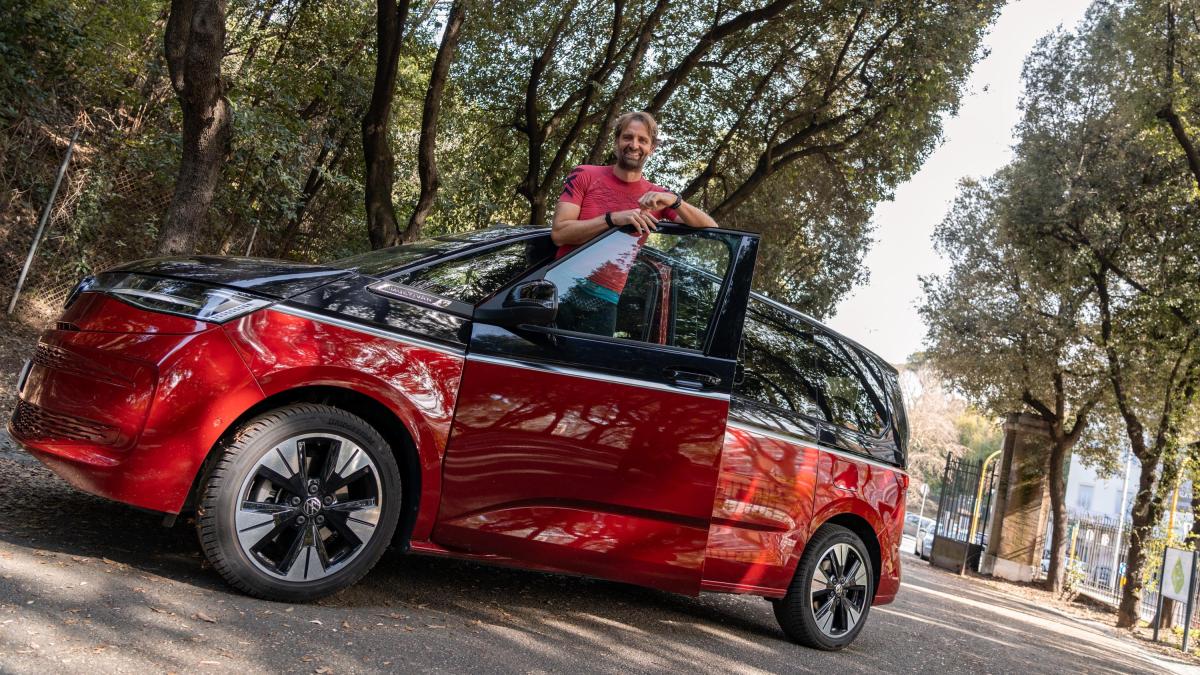 Massimiliano Rosolino corre. Il Volkswagen Multivan tiene il passo