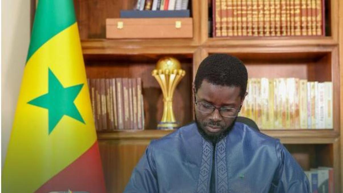 Il Presidente del Senegal diventa il "guardiano" della Coppa d'Africa: espone il trofeo nello studio
