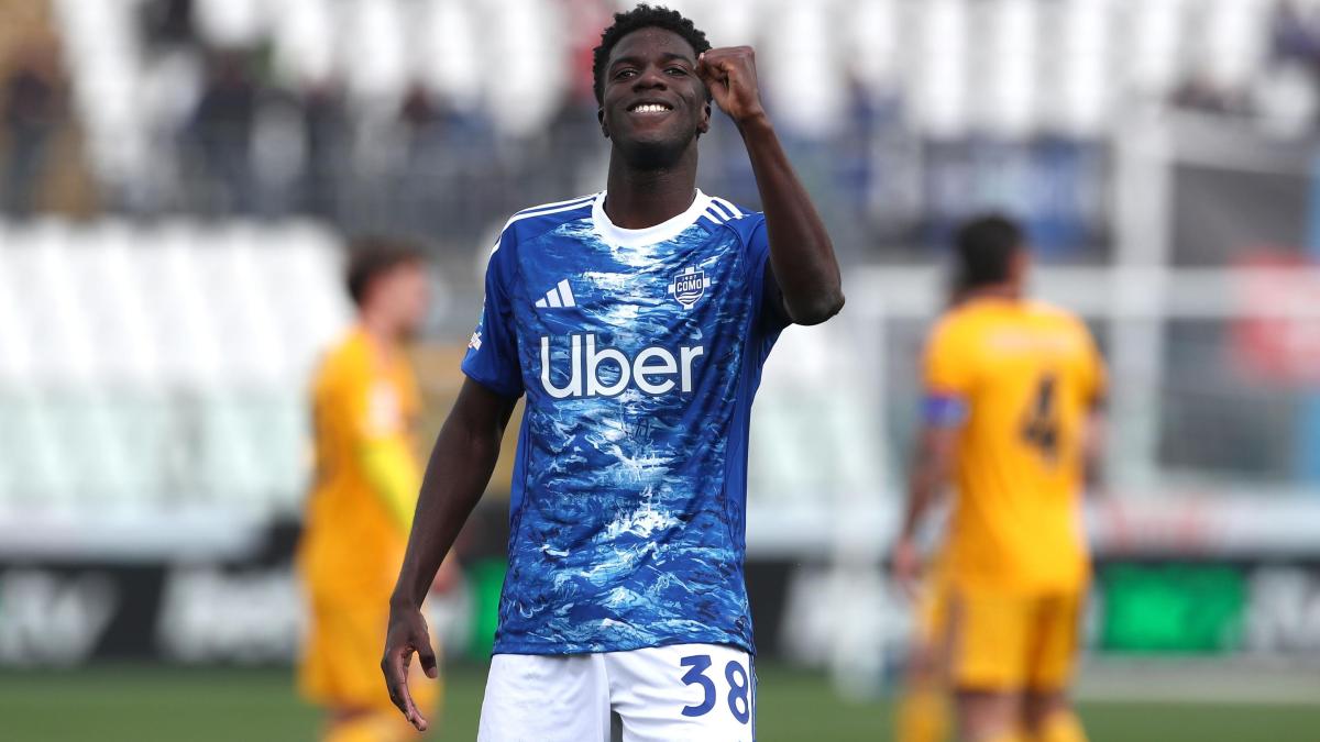 Difesa a tre e Diao centravanti: Como, le mosse di Fabregas per sfatare il tabù Inter