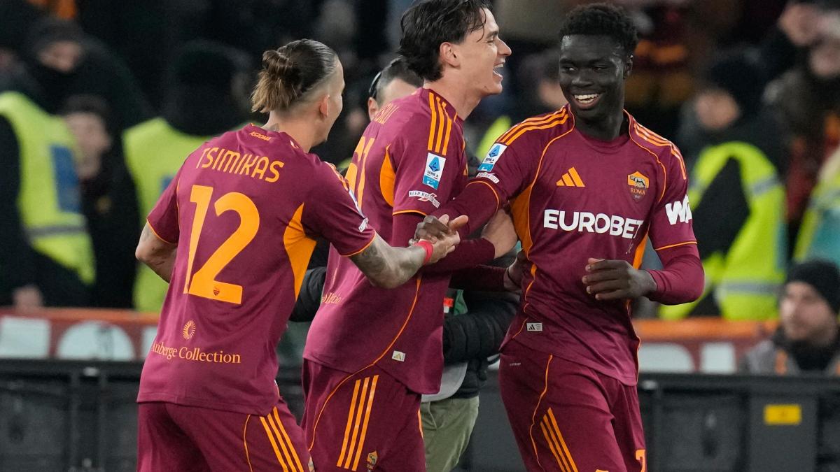 Vaz entra e stende il Lecce: la Roma aggancia la Juve, è a meno 3 dal Como