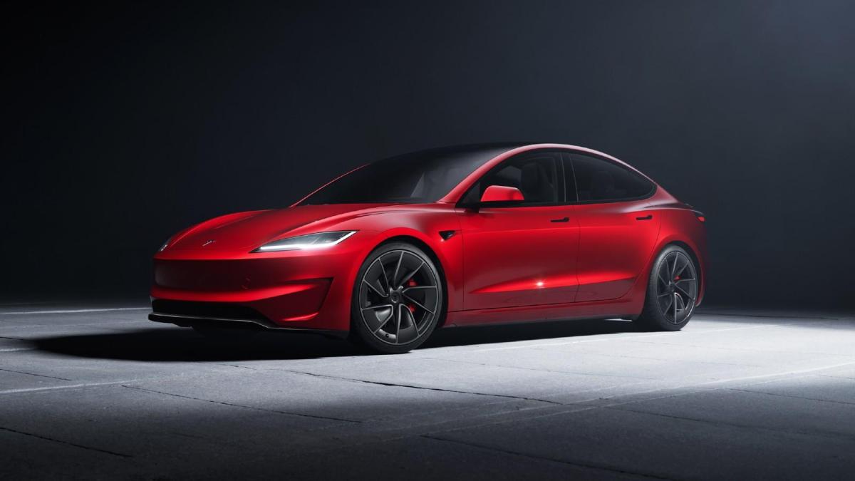 Dieci anni di Tesla Model 3, la prima elettrica "economica"