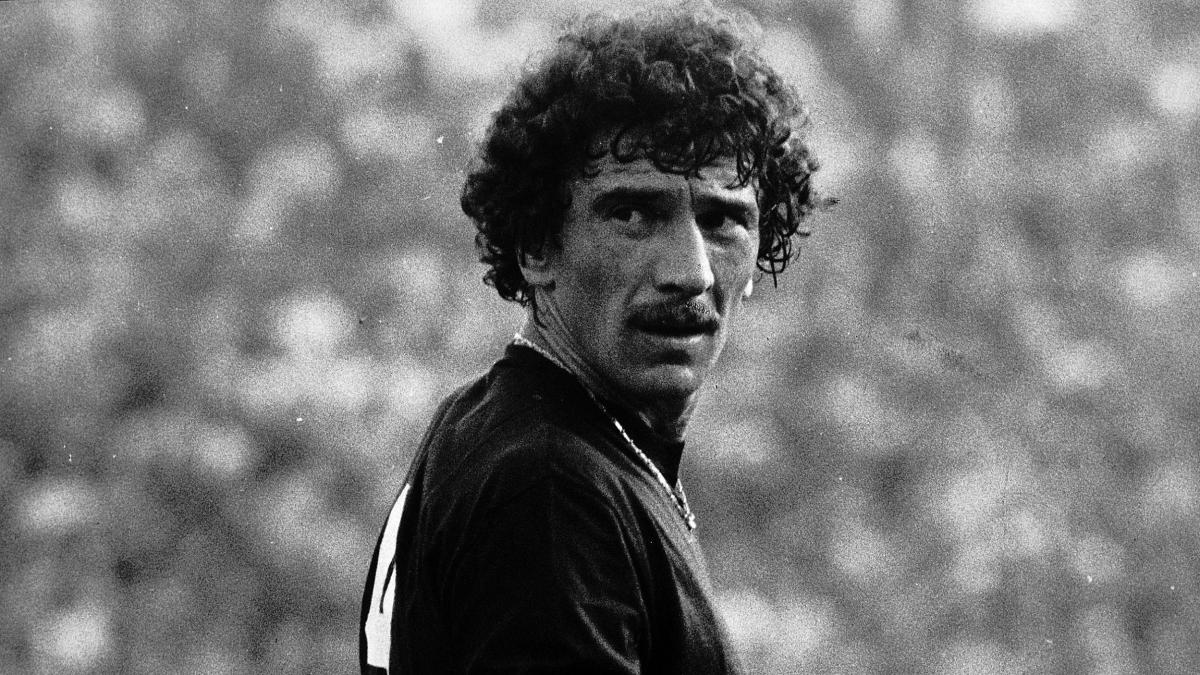 Addio Beppe Savoldi: a 79 anni se ne va "mister due miliardi", ex bomber di Atalanta, Bologna e Napoli
