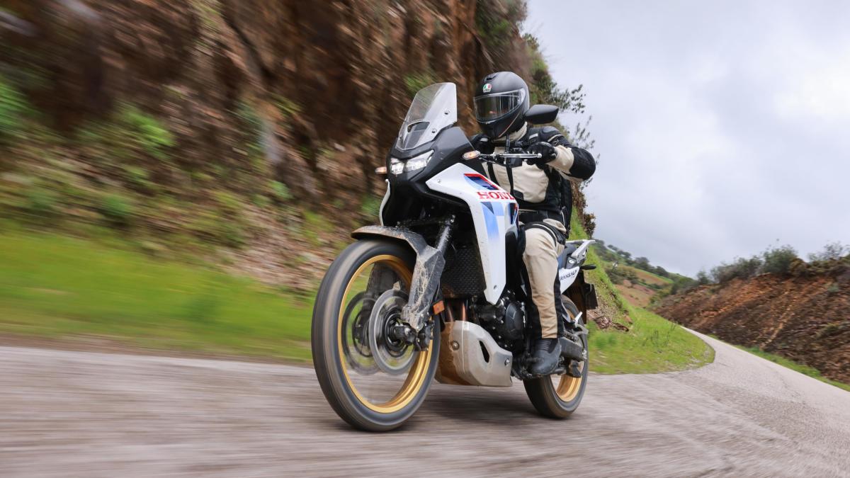 Honda Transalp e Hornet, prova e prezzi: con l'E-Clutch la frizione non serve più, ma resta il divertimento