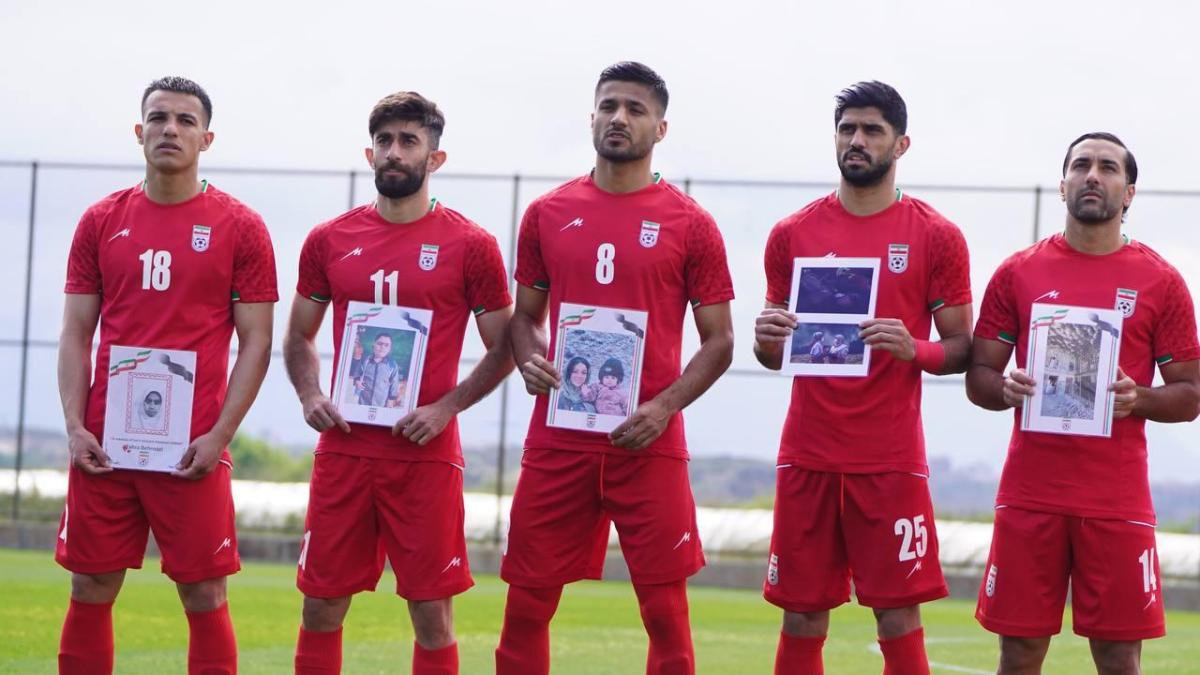 Iran in campo con le foto di bambini uccisi. Infantino: "Al Mondiale ci sarà. E giocherà negli Usa".