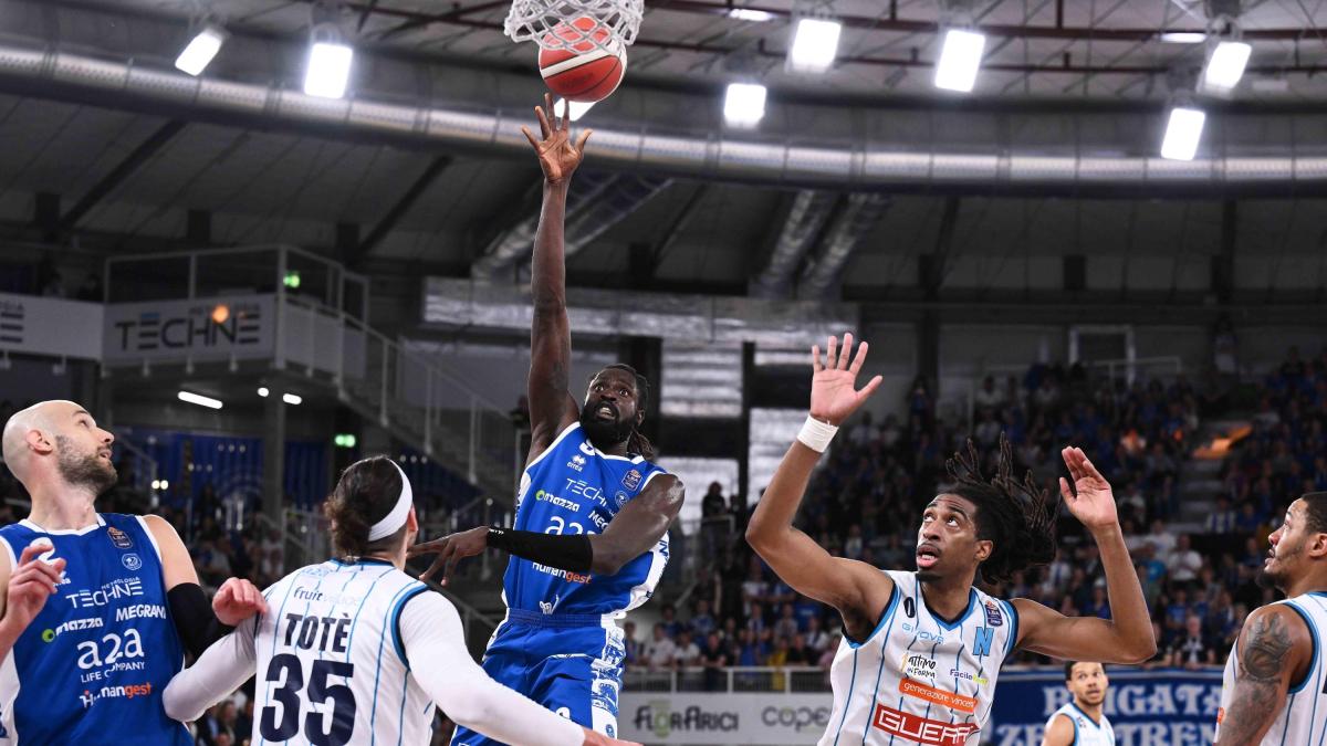 Ndour-show, Brescia batte Napoli e aggancia la Virtus. Trieste di misura a Varese, cade Sassari con Cantù
