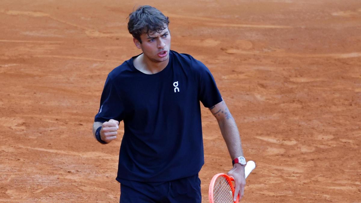 Cobolli, buona la prima a Montecarlo: Comesana ko in tre set. Arnaldi subito fuori