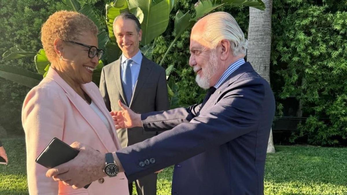 De Laurentiis diventa cittadino onorario di Los Angeles. E a Napoli? Serve ancora qualche mese...