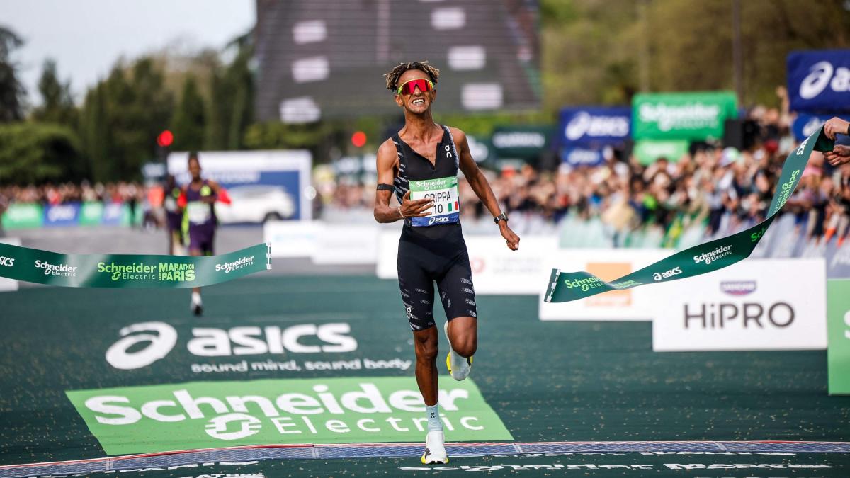 Crippa, che impresa! L'azzurro trionfa alla maratona di Parigi col record italiano