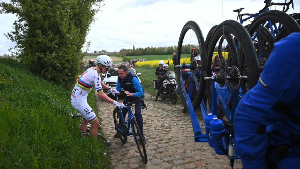 Il pavé non perdona, forature in serie alla Roubaix: Pogacar, Van der Poel, Ganna
