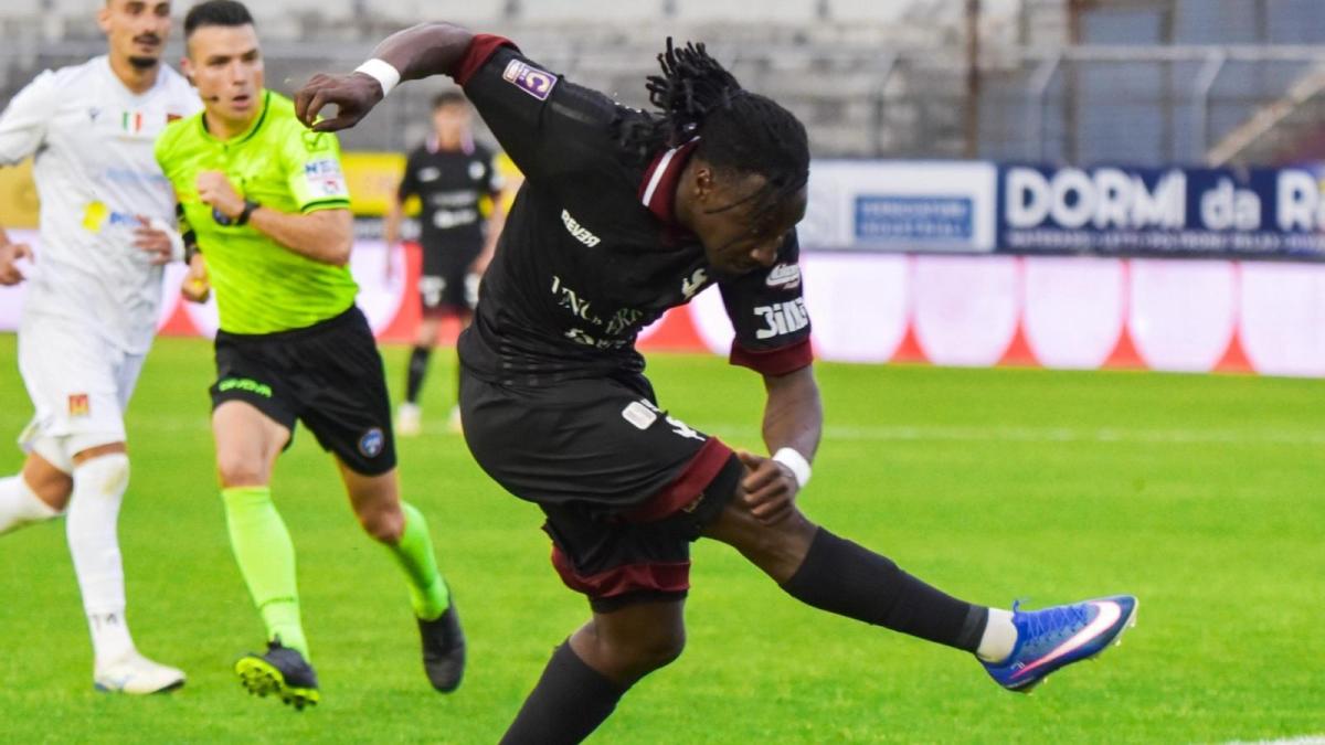 l arezzo vince il derby con il livorno e torna in testa la casertana non si ferma pi249