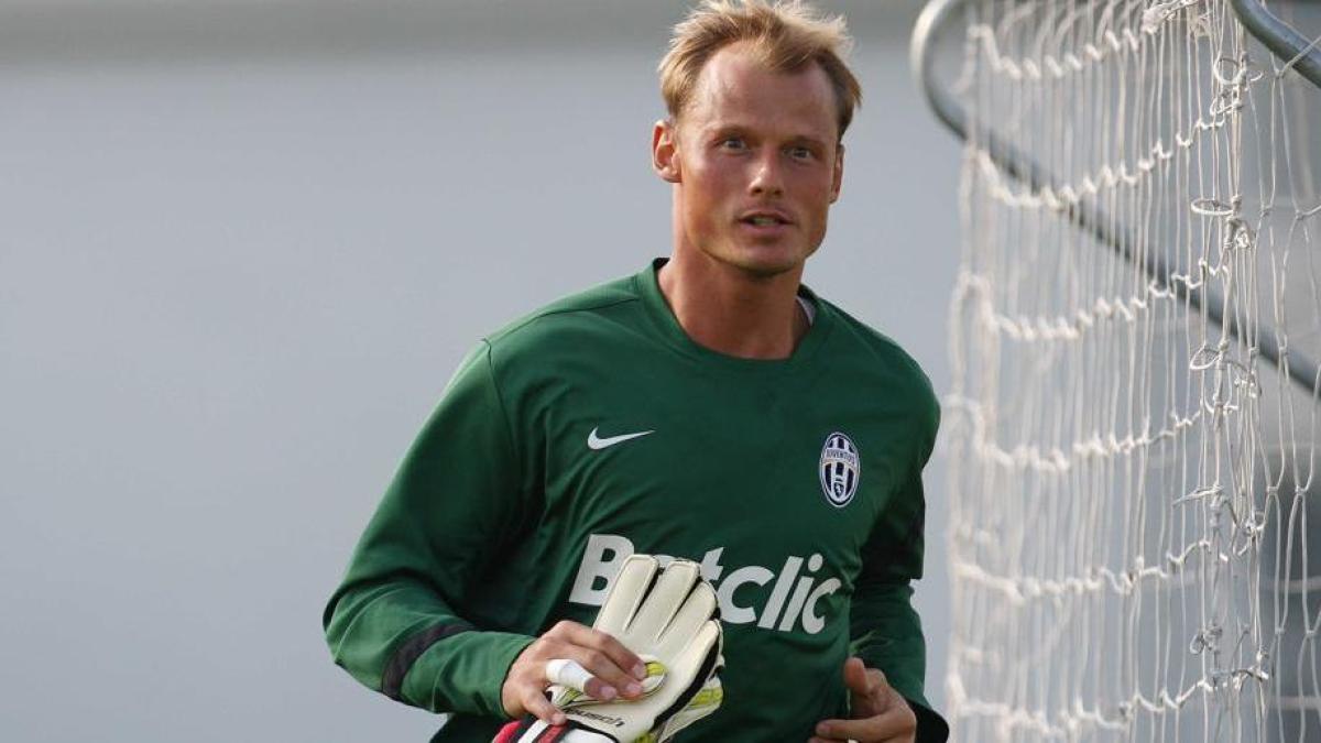 Calcio sotto shock: morto a 48 anni Alex Manninger in un incidente stradale. Giocò anche con Juve, Siena e Torino
