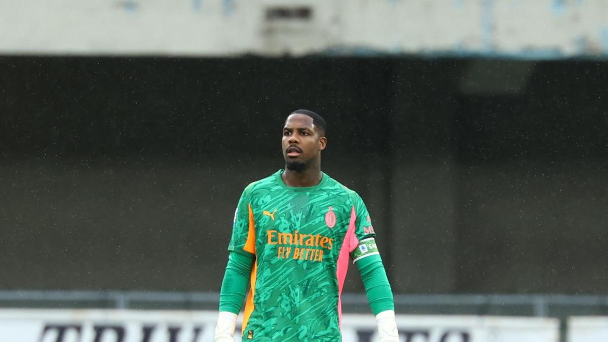 I buu per Leao, i fischi per Maignan, l'annuncio dello speaker: cosa è successo a Verona