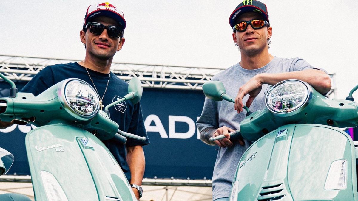 motogp bezzecchi e martin a jerez in vespa la festa nel paddock per gli 80 anni del mito italiano