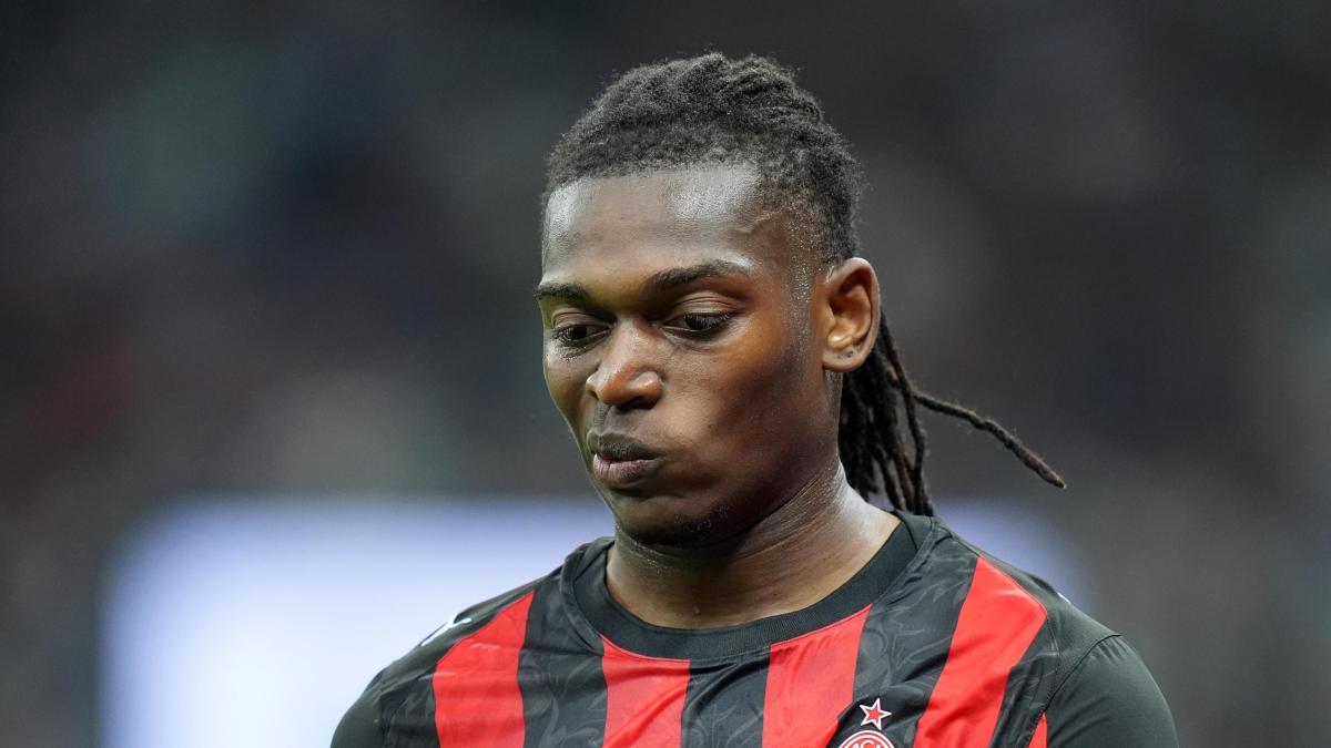 Leao spacca ancora San Siro: esce tra applausi e fischi. E Allegri gli dà il cinque