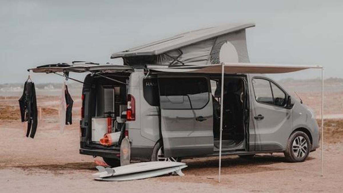 un renault trafic trasformato in camper per godersi il mare