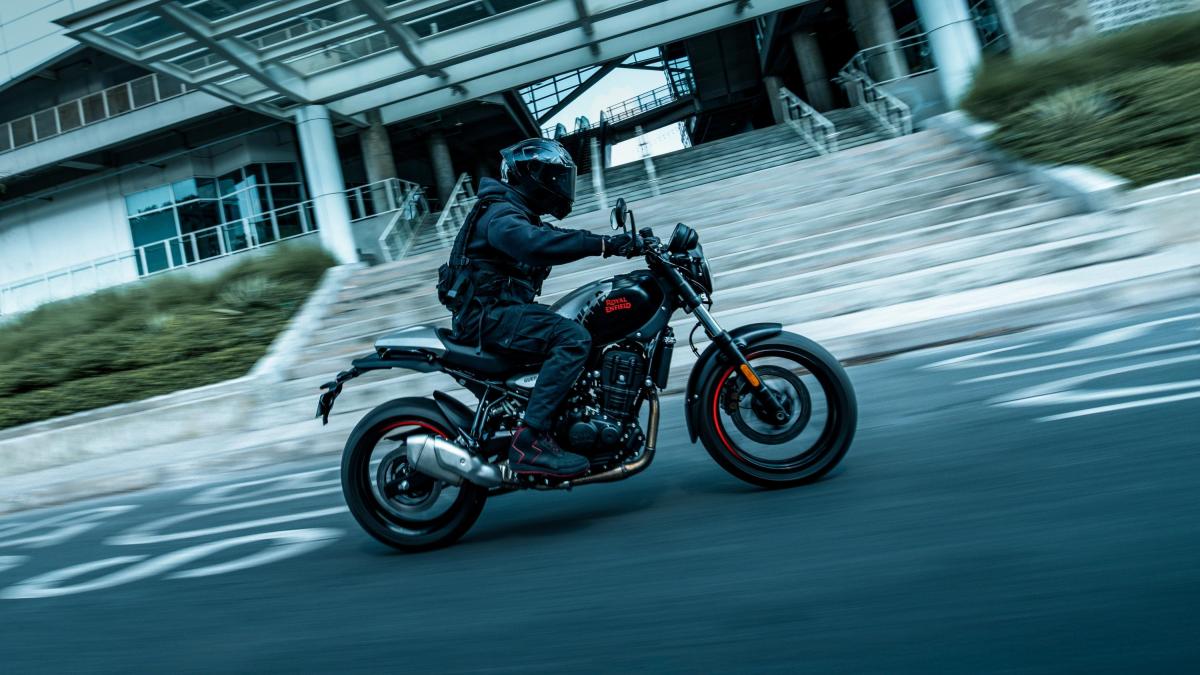 Guerrilla 450 Apex 2026: Royal Enfield affila la sua roadster