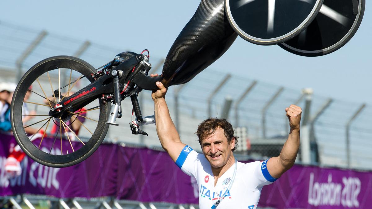 "Alex ha il paradiso dentro": come si è rialzato Zanardi tutte le volte che è caduto