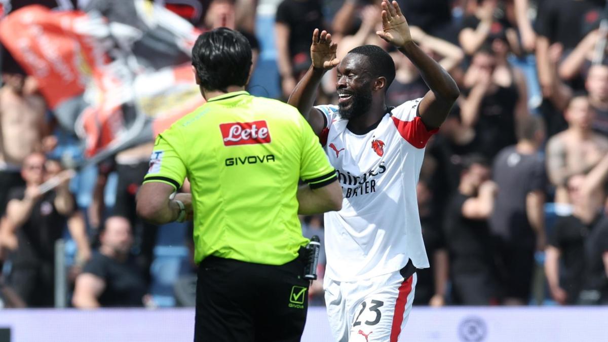 tomori che disastro espulso per doppio giallo milan in 10 dal 24 contro il sassuolo