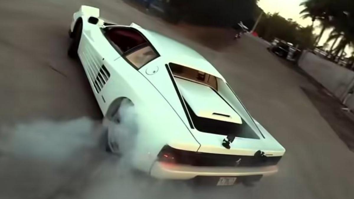 lewis hamilton come in miami vice traversi con la testarossa bianca