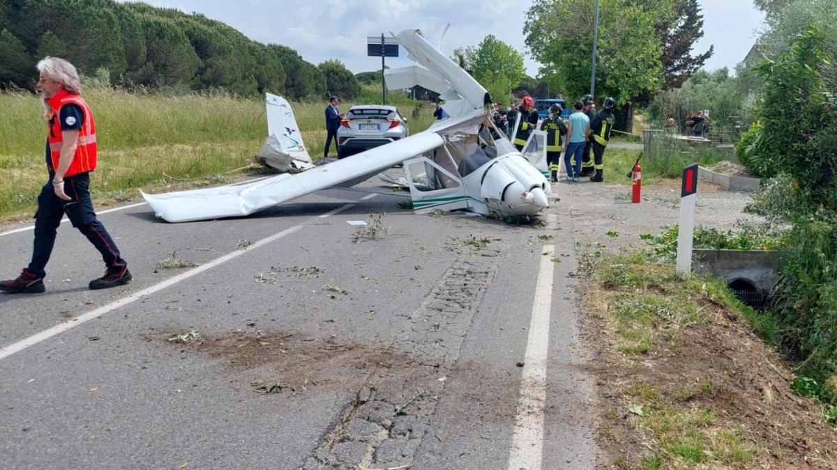aereo precipita in strada e colpisce un auto