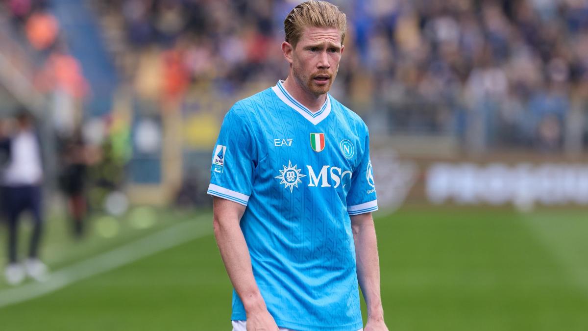 Prima sfida di Allegri a Napoli: convincere De Bruyne a restare dopo l'attacco a Conte. I retroscena