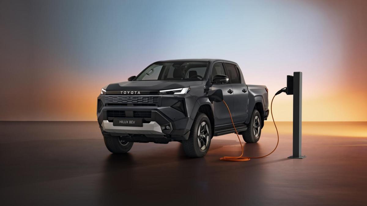 Toyota Hilux: aperti gli ordini del pick-up in versione elettrica. Prezzi e allestimenti