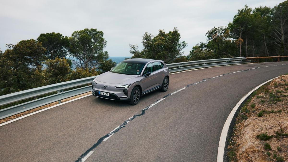 Volvo EX60, su strada con la P6 da oltre 600 km di autonomia